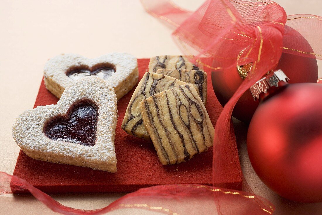 Marmeladenplätzchen und Schwarzweissgebäck zu Weihnachten