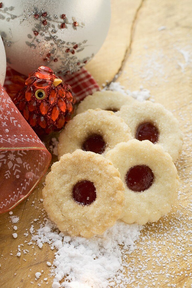 Weihnachtsplätzchen mit Himbeermarmelade