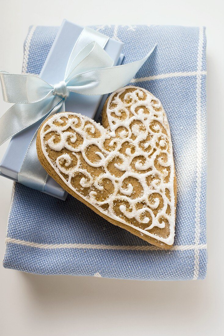 Gingerbread heart with white icing (for Christmas)