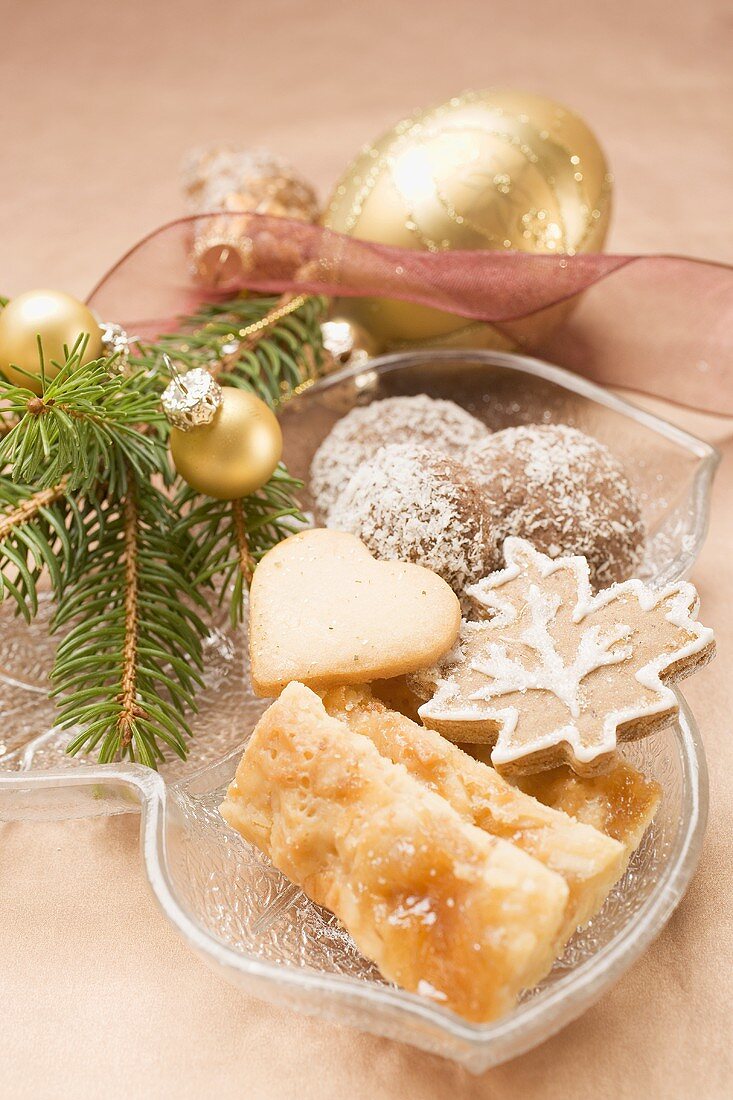 Verschiedene Weihnachtsplätzchen in Glasschale