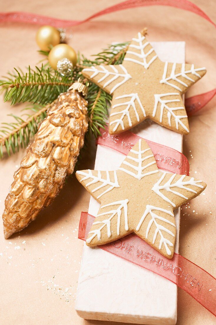 Christmassy gingerbread stars on box