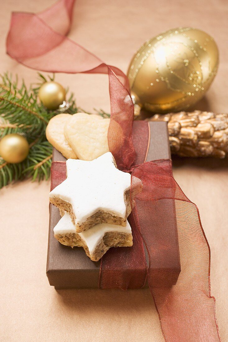 Verschiedene Weihnachtsplätzchen auf brauner Schachtel