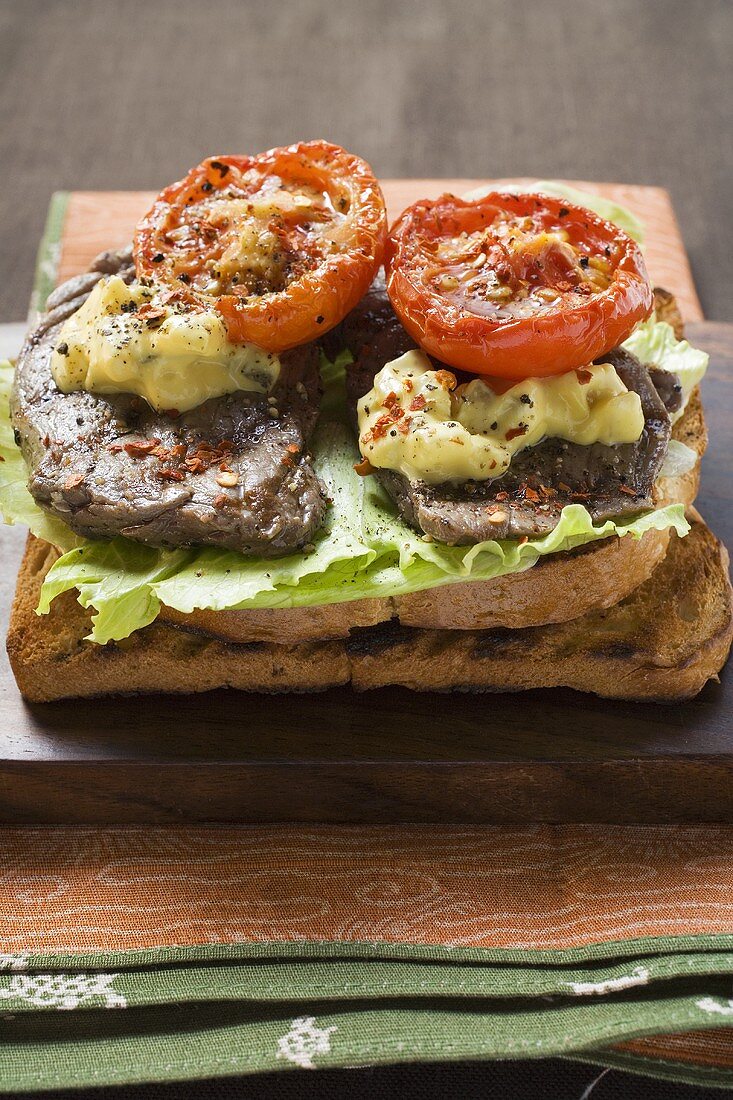 Toast mit Rindersteak und Tomaten