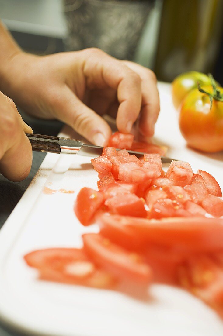 Tomate in Würfel schneiden