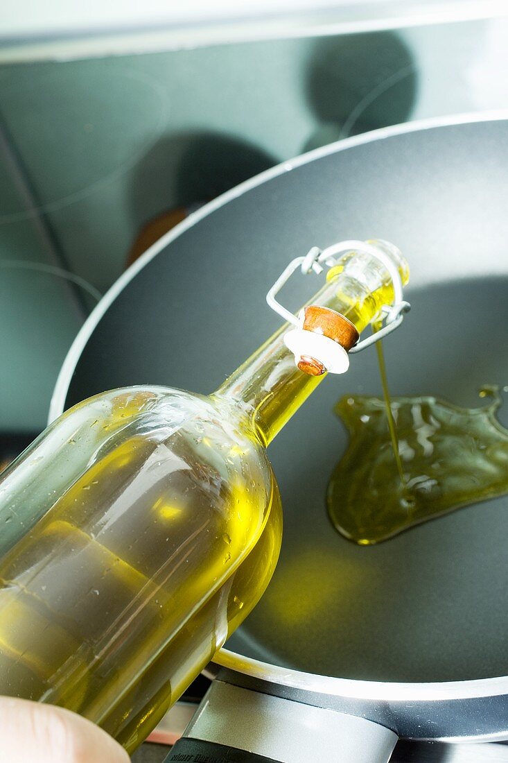 Olivenöl in Pfanne gießen