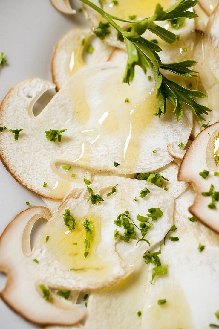 Steinpilzcarpaccio mit Olivenöl und Kräutern (Close Up)