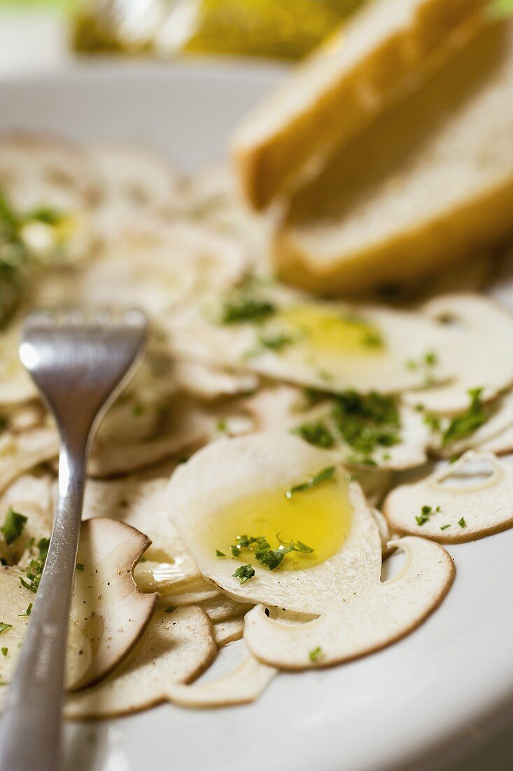 Steinpilzcarpaccio mit Olivenöl und Kräutern