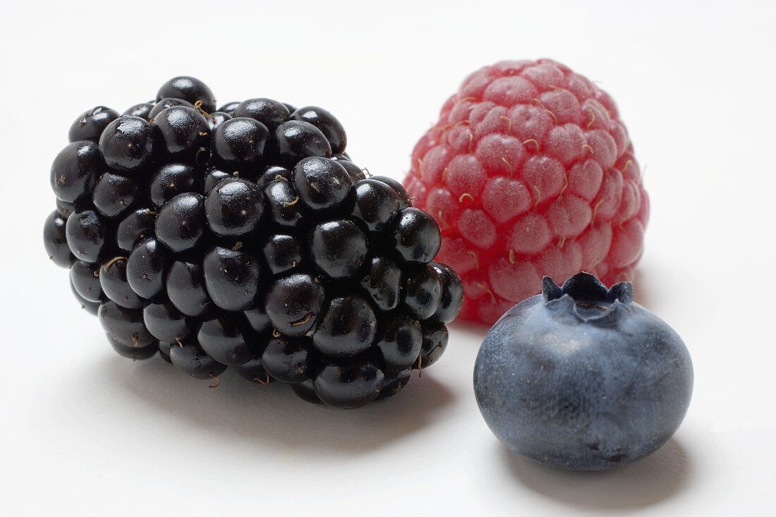 Raspberry, blackberry and blueberry (close-up)