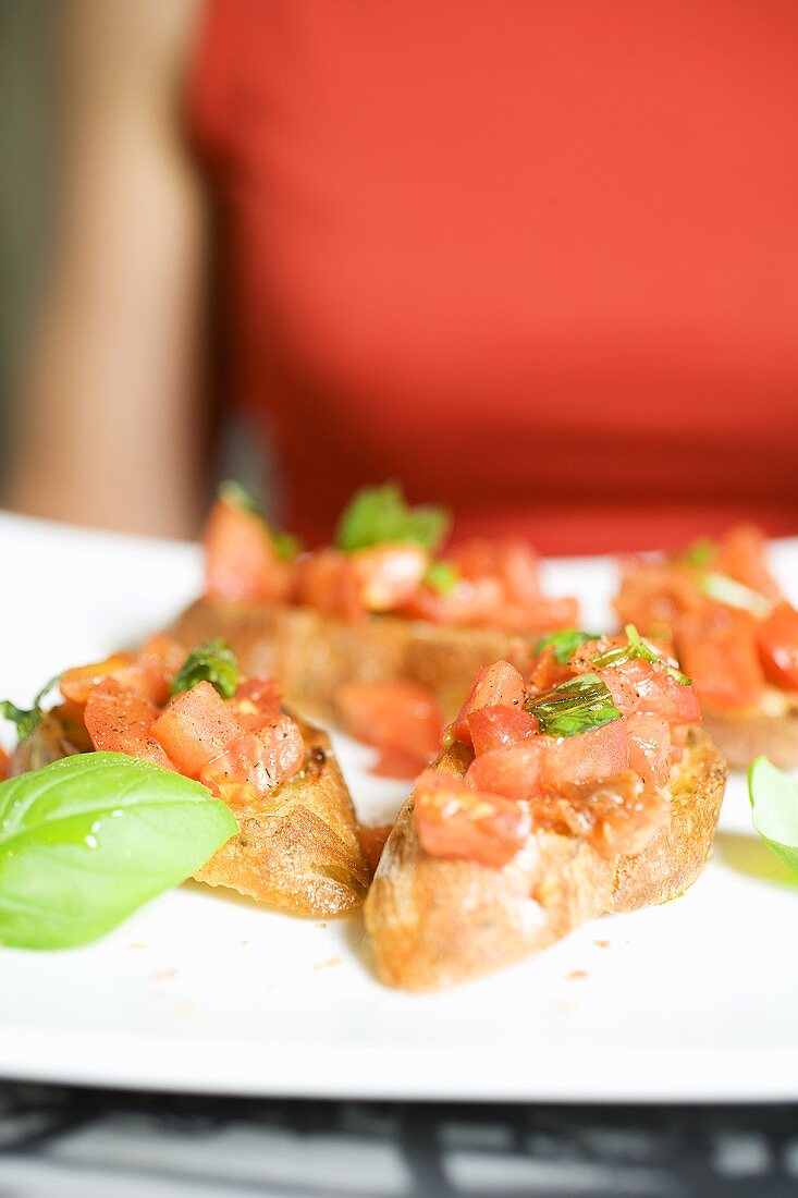 Bruschetta mit frischem Basilikum