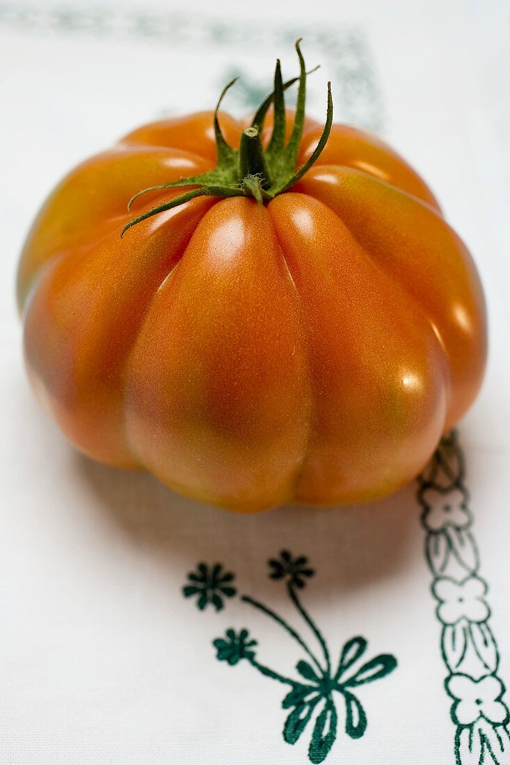 Tomate auf Tischtuch