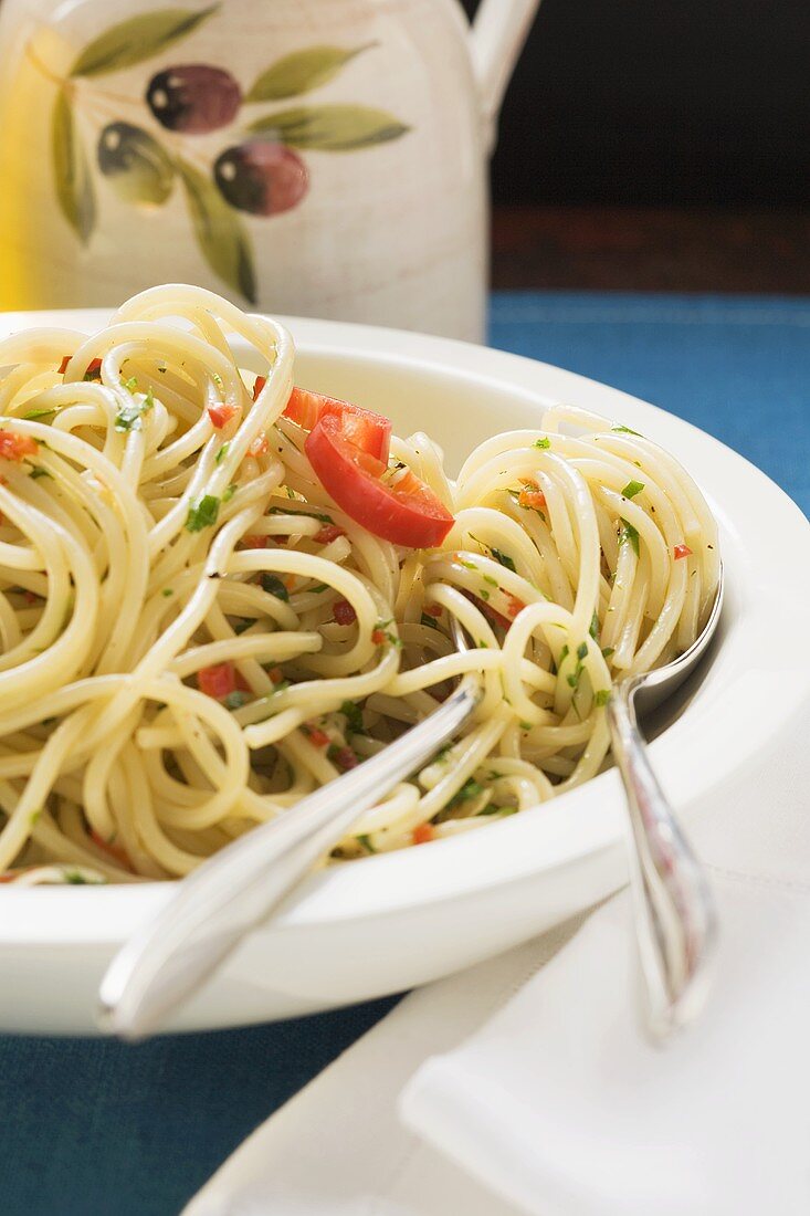 Spaghetti with chillies and herbs