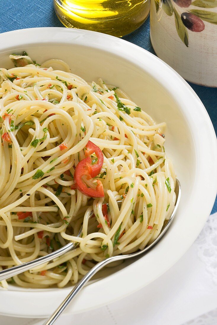 Spaghetti mit Chilischoten und Kräutern, Olivenöl