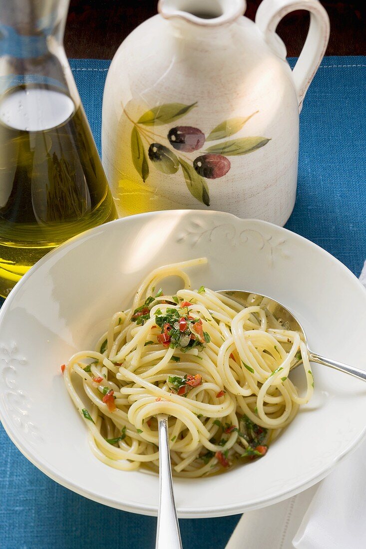 Spaghetti mit Chilischoten und Kräutern, Olivenöl
