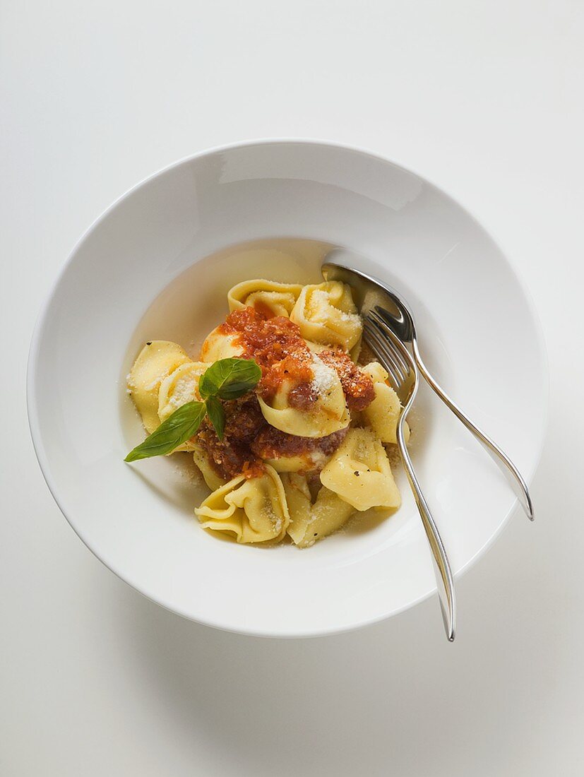 Tortellini mit Tomatensauce, Basilikum und Parmesan