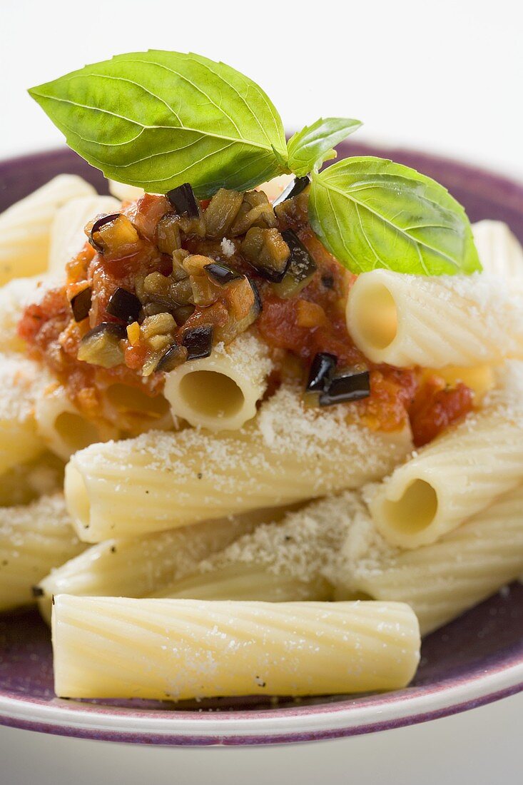 Rigatoni with tomato sauce, olives and Parmesan (close-up)