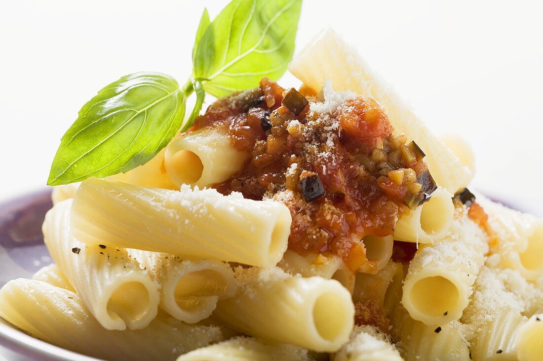 Rigatoni with tomato sauce, olives and Parmesan (close-up)