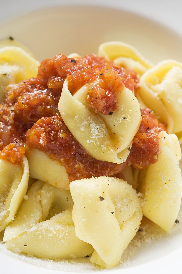 Tortellini with tomato sauce (close-up)