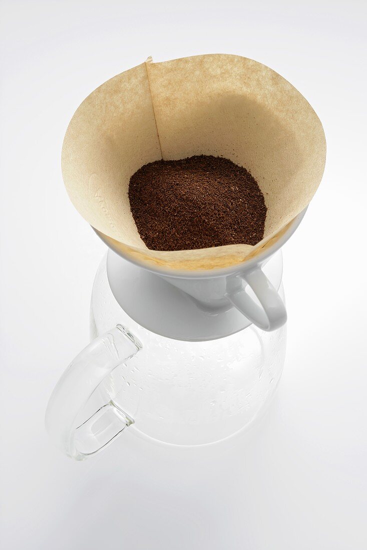 Kaffeepulver im Filter auf Glaskanne