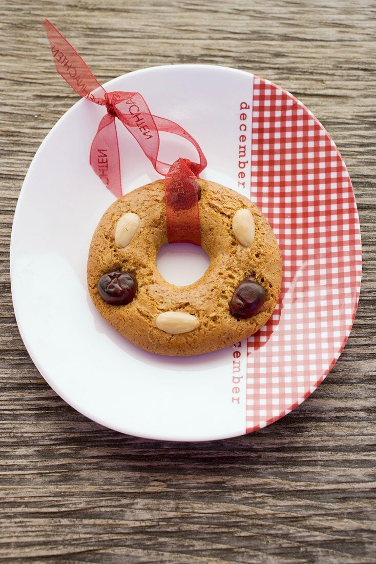 Ring-shaped gingerbread tree ornament on plate
