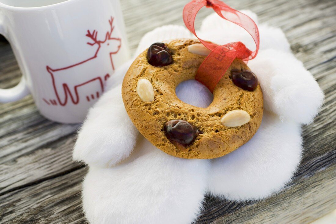 Lebkuchenbaumanhänger, Fellhandschuhe und Tasse