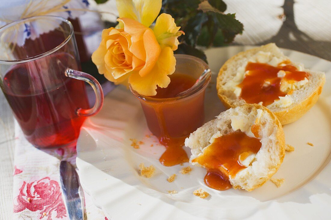 Brötchen mit Hagebuttenmarmelade, Hagebuttentee, gelbe Rose