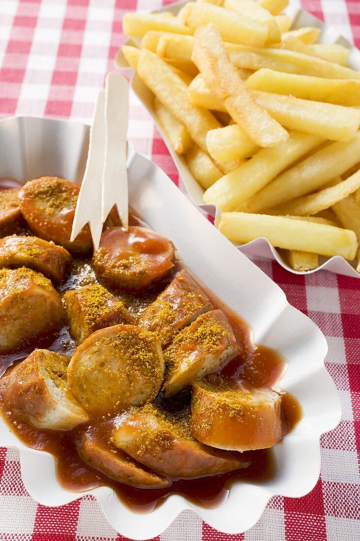 Currywurst mit Ketchup und Pommes frites