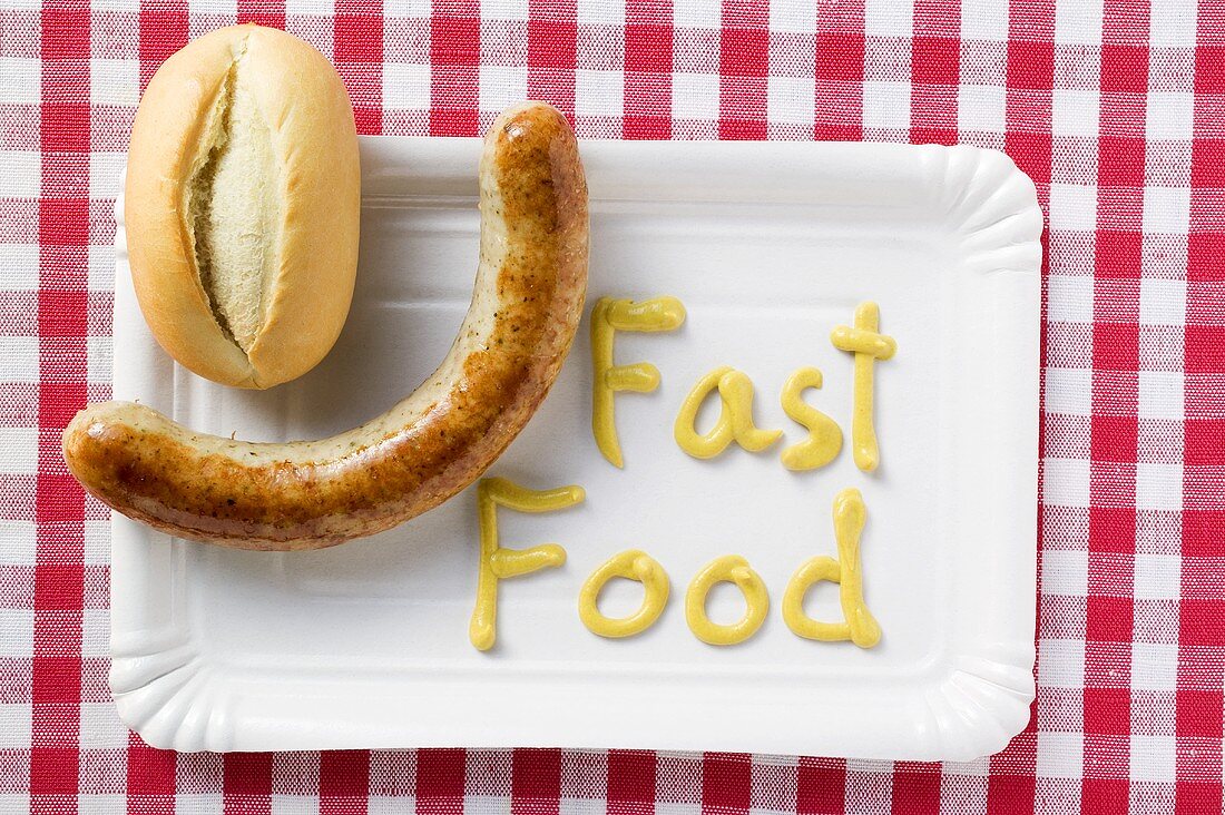 Bratwurst mit Brötchen und Senf (Schriftzug Fast Food)
