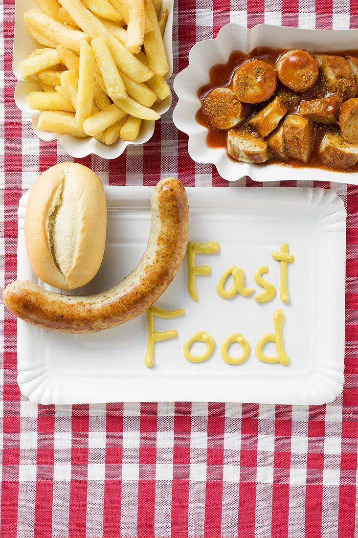 Bratwurst mit Brötchen und Senf, Currywurst mit Pommes frites