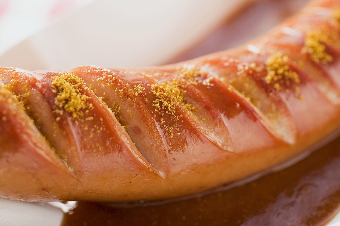 Currywurst mit Ketchup auf Pappteller