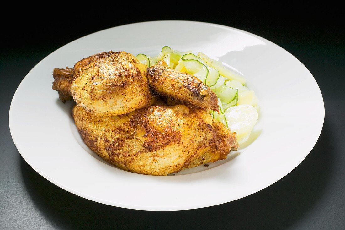 Halbes Grillhähnchen mit Kartoffel-Gurken-Salat