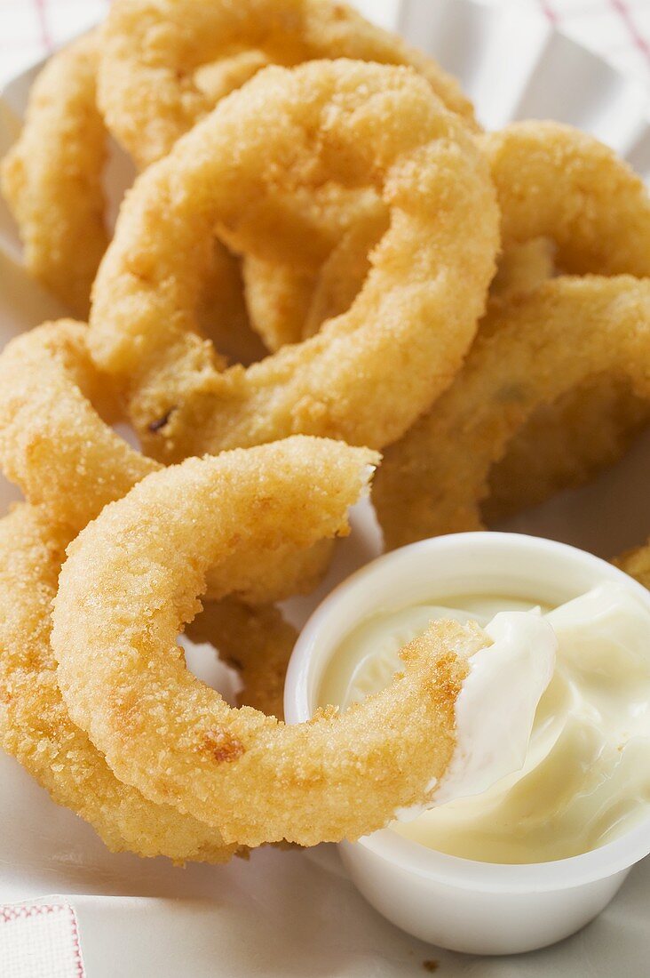 Deep-fried onion rings with mayonnaise