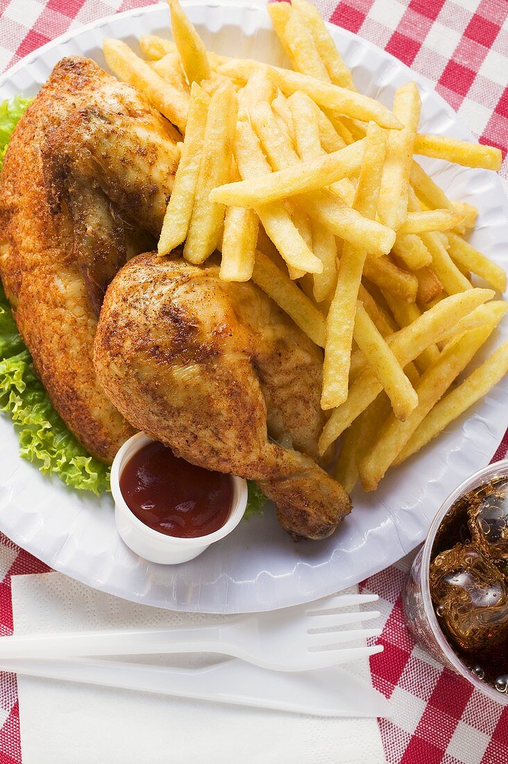 Halbes Brathähnchen mit Pommes frites auf Pappteller