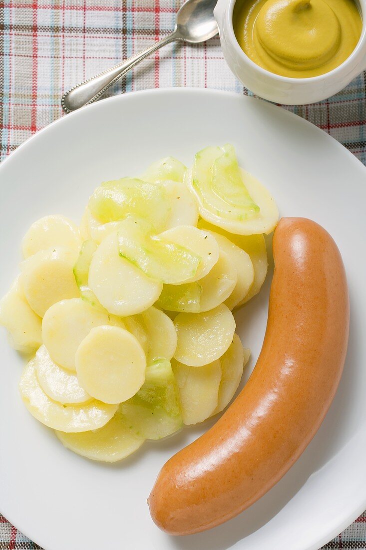 Wiener Würstchen mit Kartoffelsalat, Senf im Schälchen