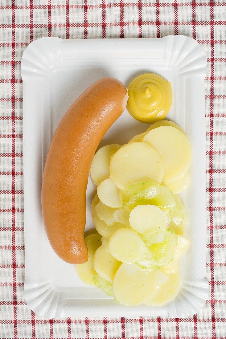 Wiener Würstchen mit Kartoffelsalat und Senf auf Pappteller