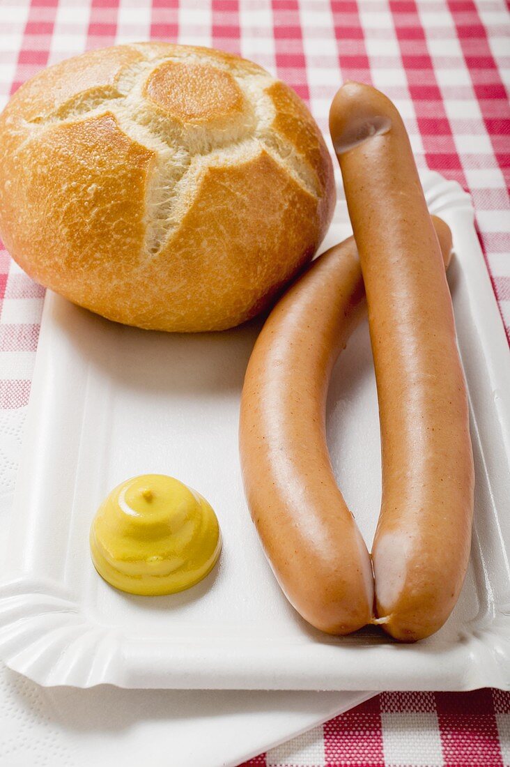 Wiener Würstchen mit Senf und Brötchen … – Bilder kaufen – 957407 StockFood