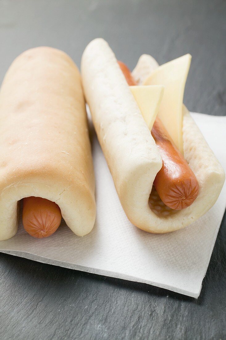 Zwei Hot Dogs mit Käse