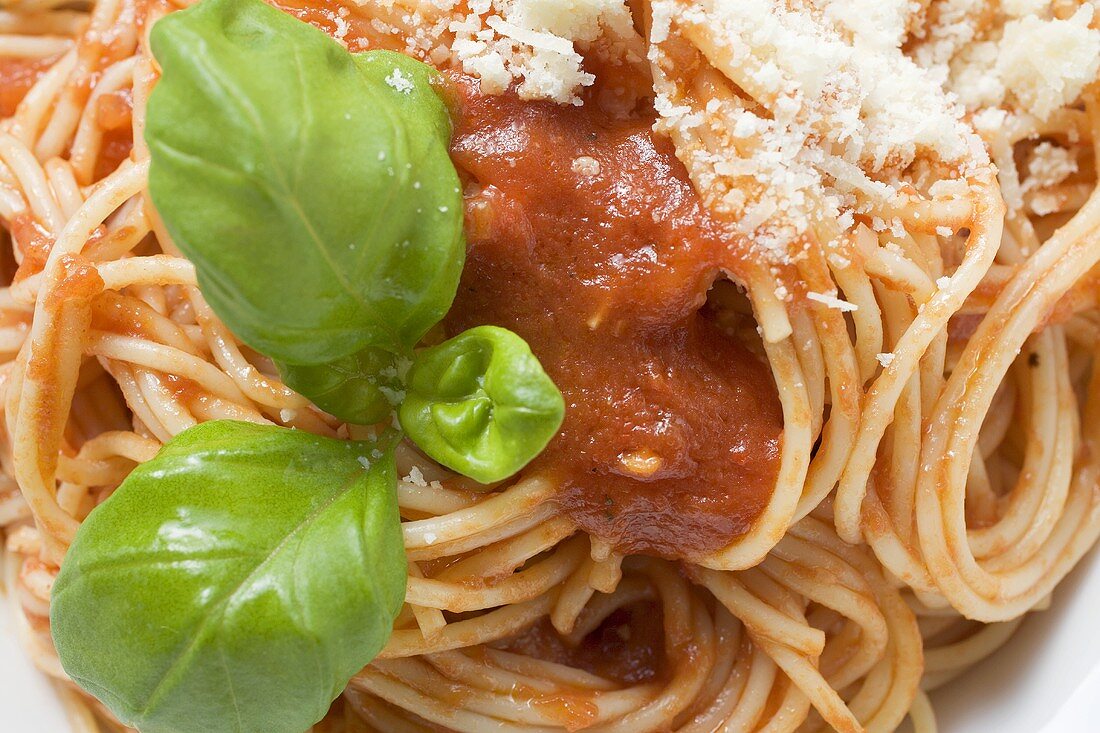 Spaghetti with tomato sauce, basil and Parmesan (close-up)