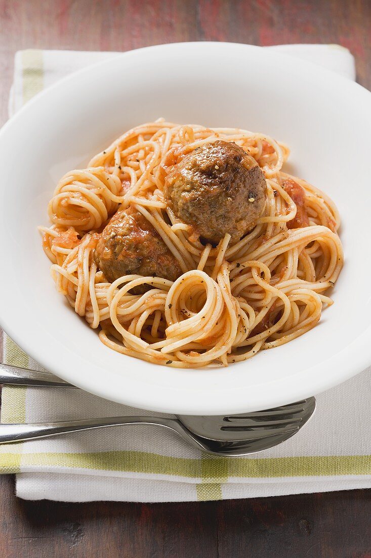 Spaghetti mit Hackbällchen und Tomatensauce