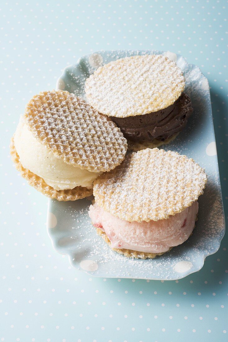 Eis-Sandwiches mit Erdbeer-, Vanille- und Schokoladeneis