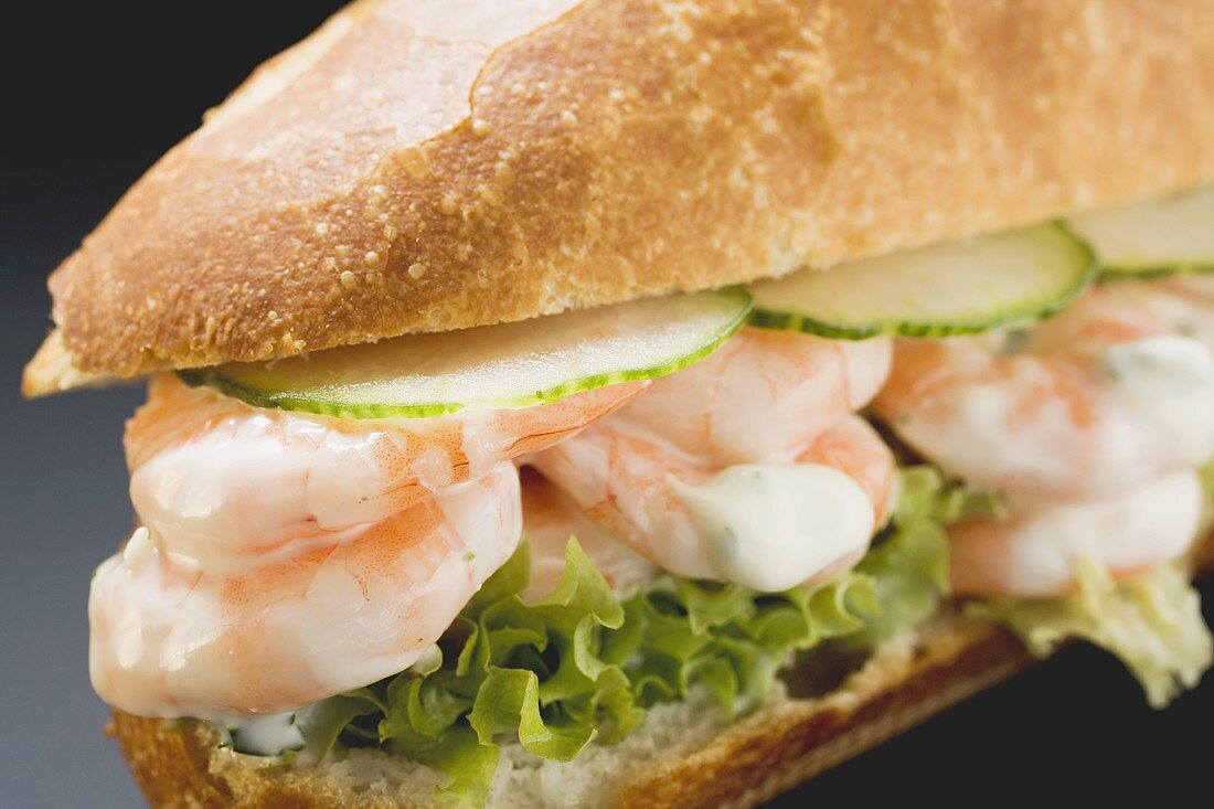 Bread roll filled with shrimps, cucumber and remoulade