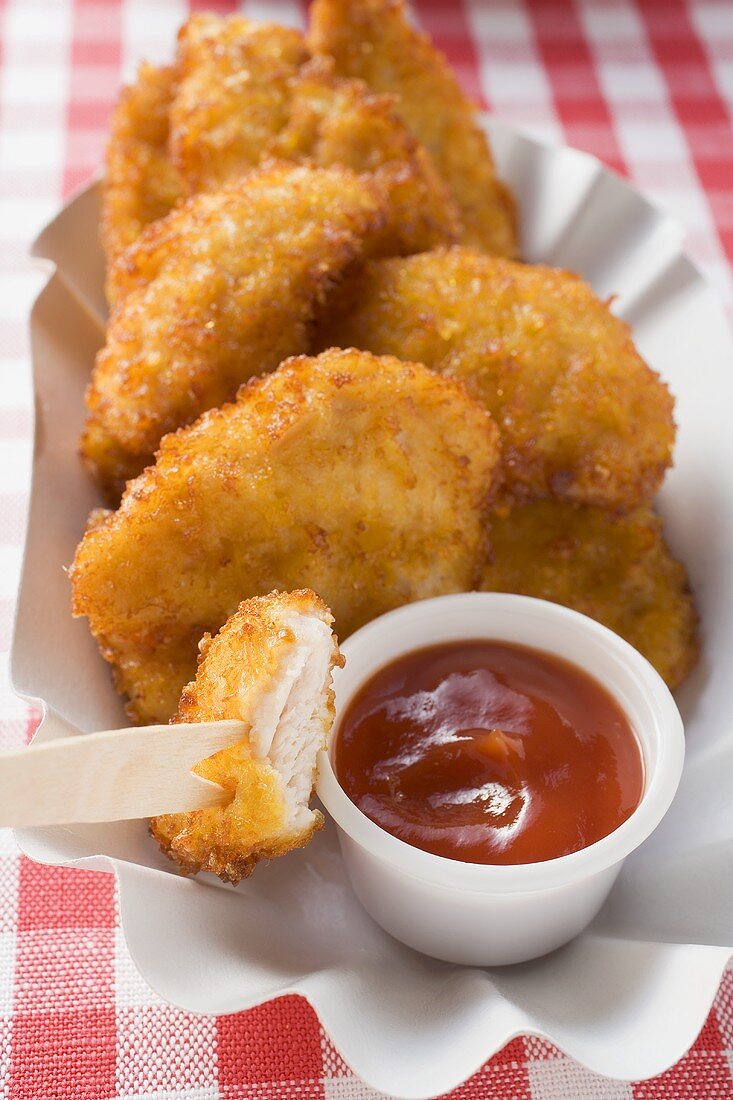 Chicken Nuggets mit Ketchup auf Pappteller