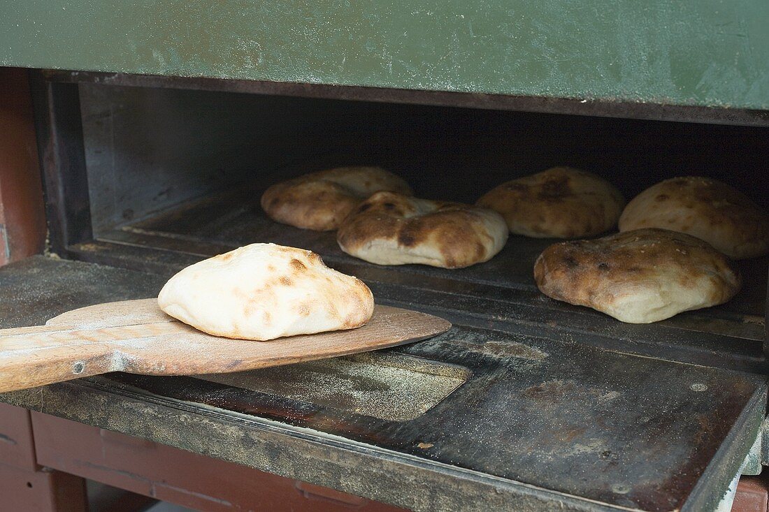 Frisch gebackene Pitabrote im Backofen