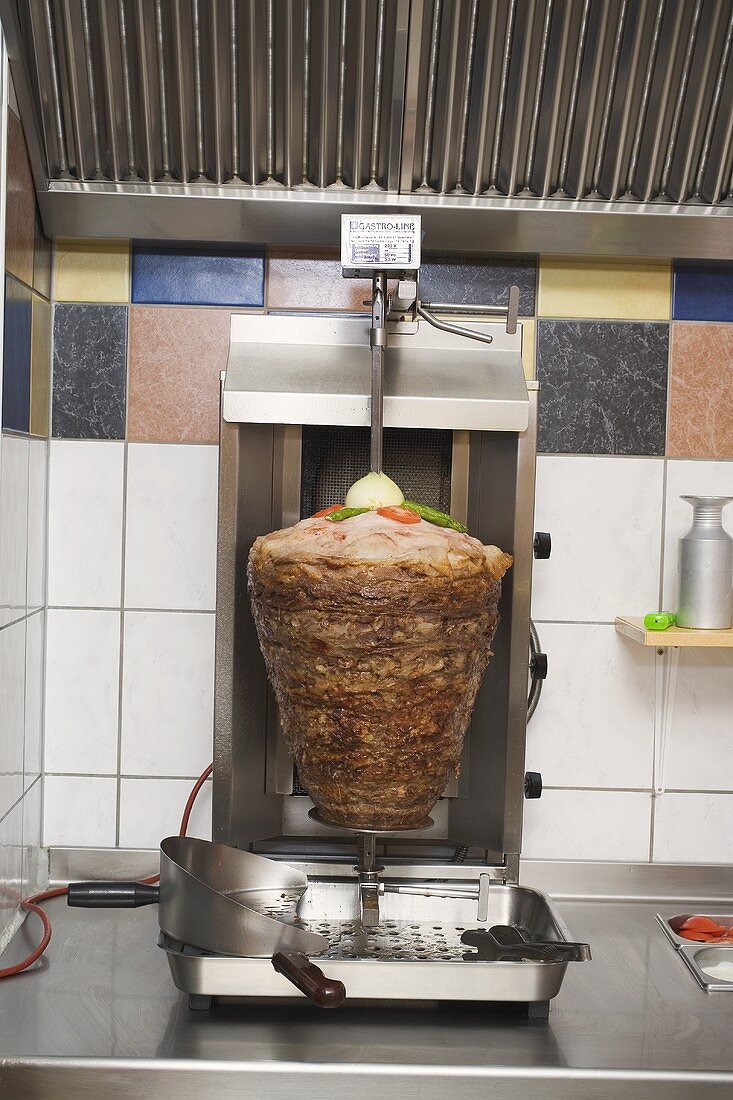 Döner Kebab am Drehspiess in Küche eines Imbisslokals