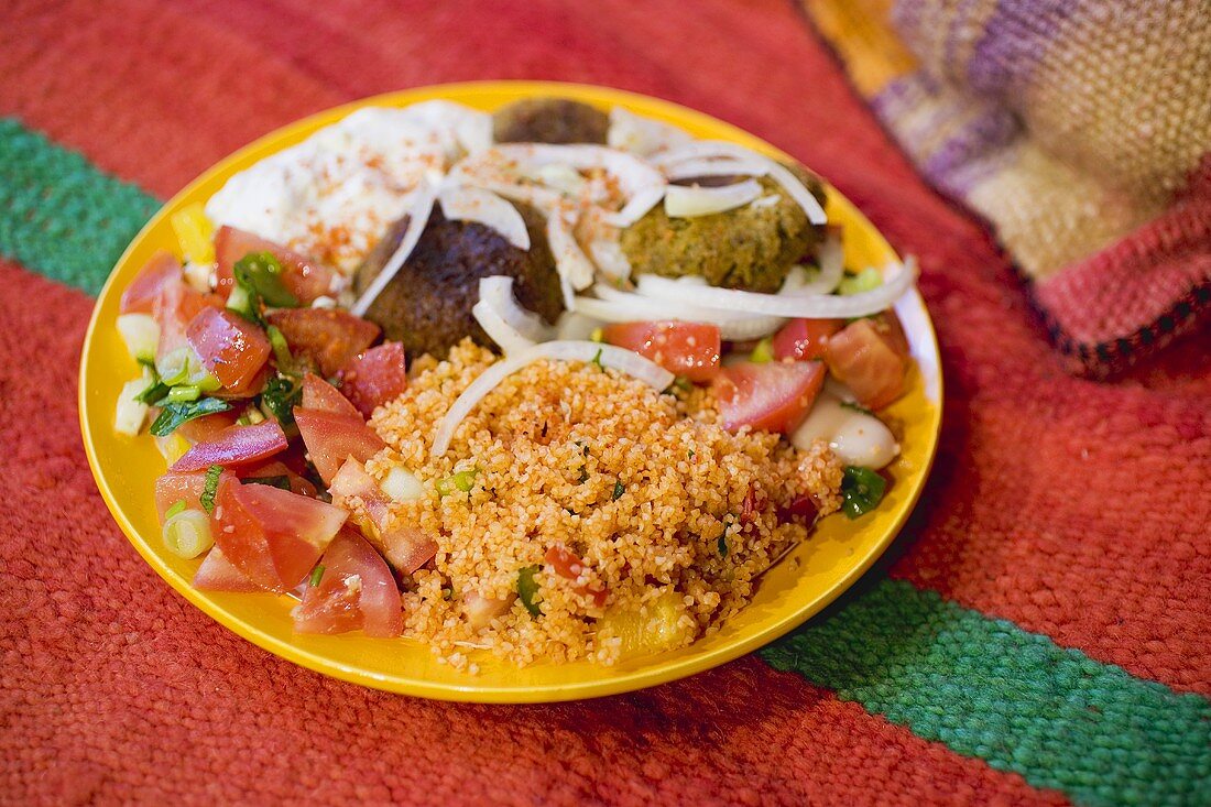 Falafel mit Couscous, Tomatensalat und Joghurt (Nordafrika)