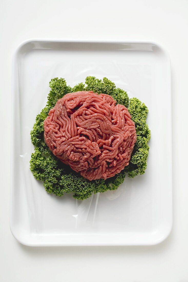 Minced beef on parsley