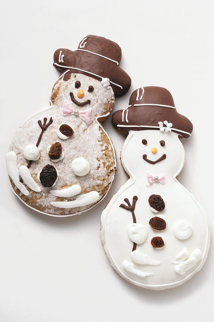 Zwei Schneemannplätzchen aus Lebkuchen