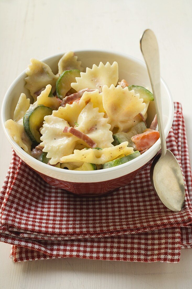 Farfalle with courgettes and ham