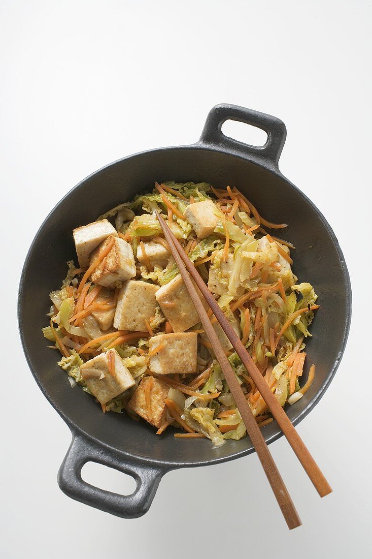 Tofu mit Gemüse im Wok (Draufsicht)