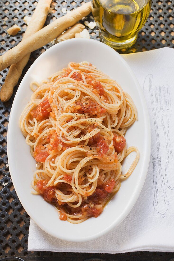 Spaghetti mit Tomatensauce, Olivenöl, Grissini