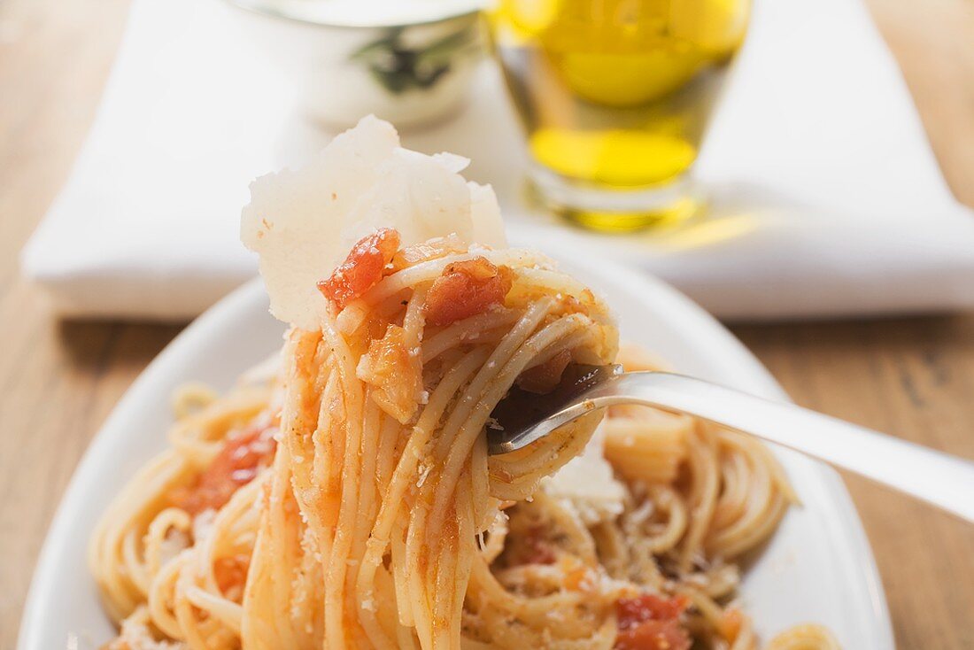 Spaghetti mit Tomaten und Parmesan auf Gabel